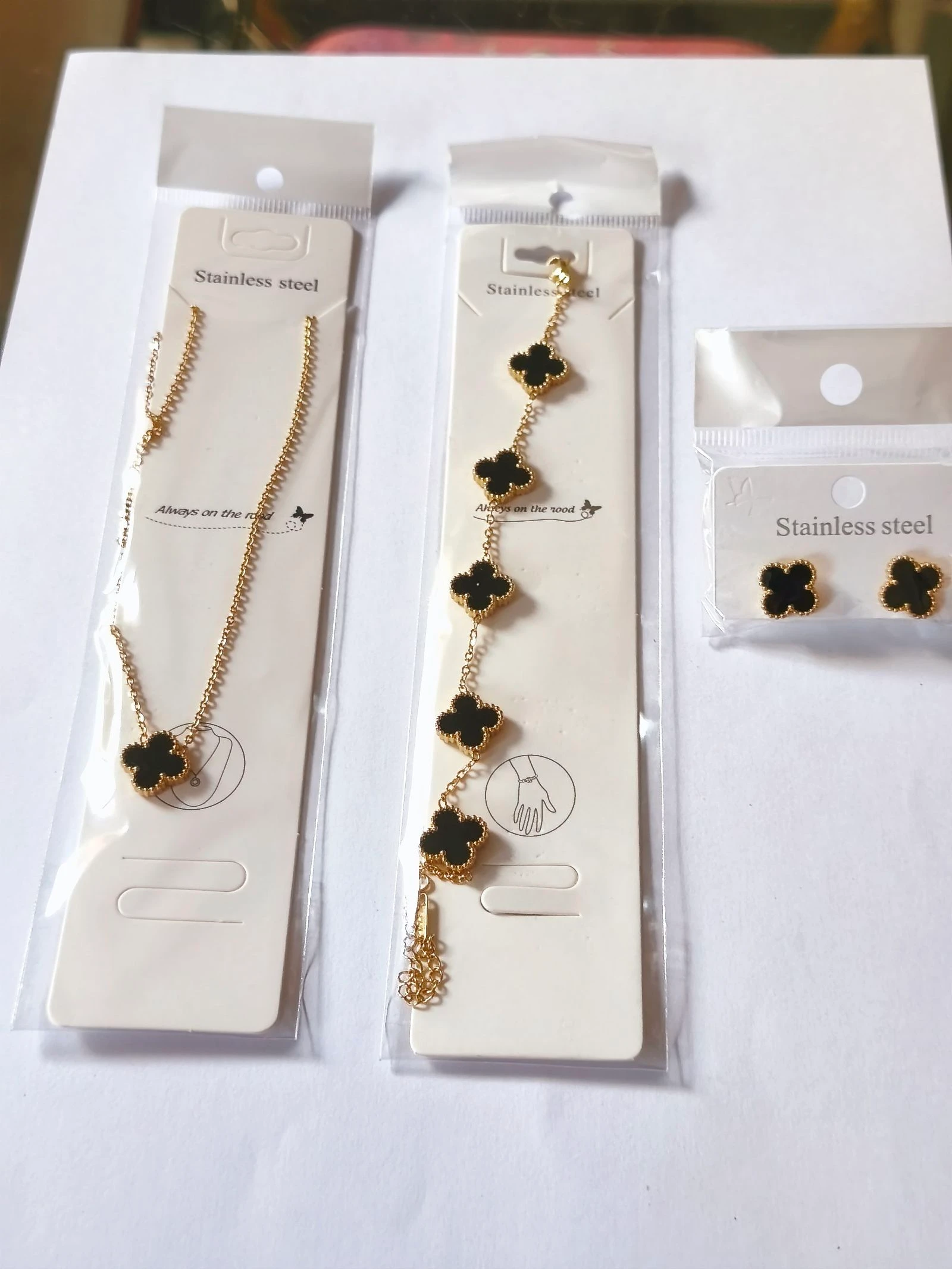 Set de choker, armband en klavertjesoorhangers – photo 4